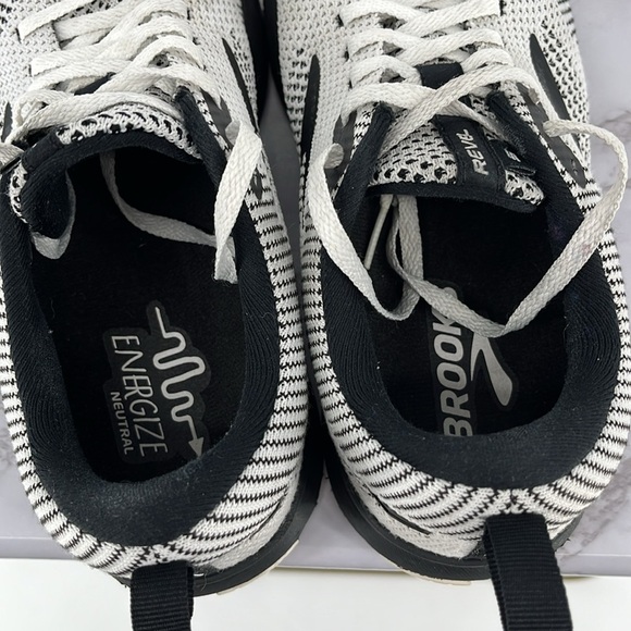 BROOKS REVEL 5 Running Shoes 9.5 Black White Comfy Active Casual Walking - Picture 7 of 8